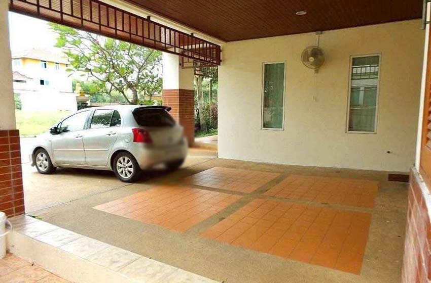 House with Shared Pool in Srinakarin 
